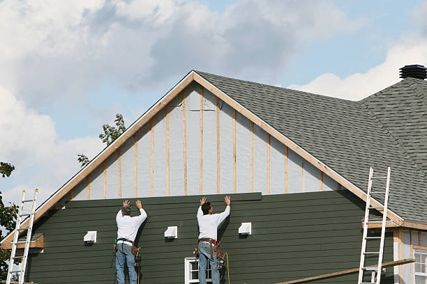 Professional Siding Inspection technician working in Highland, IL